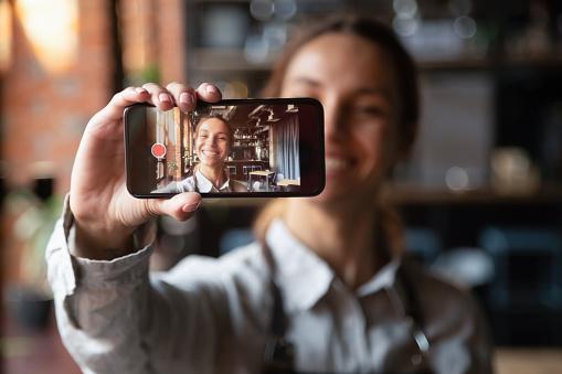 Android で Lulustream 動画を全画面再生しながら画面収録する場面のイメージ